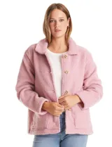 Sobrecamisa de tejido sherpa color blanco, con cuello solapa, cierre frontal con botones y bolsillos delanteros.