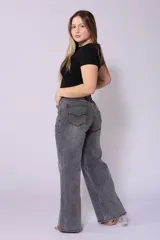 Jean de mujer, tiro alto, color gris claro lavado, corte wide leg (pierna ancha) con detalles de costuras y bolsillos frontales tipo parche.
