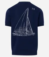 Remera azul marino de viscosa con cuello redondo y mangas cortas. Presenta un bordado con motivos marineros en el frente. Corte regular.