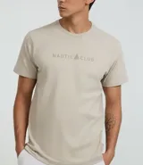 Remera de algodón color beige claro, manga corta y cuello redondo, con estampa localizada en el pecho con el texto "NAUTIC CLUB" y un logo de vela.
