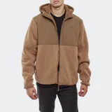 Campera marrón con capucha forrada en sherpa, cierre frontal con cremallera, bolsillos laterales y parche con logo de la marca en el pecho.