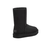 Botas UGG Classic Short II de piel de oveja color negro, con interior de lana y suela liviana.