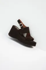 Sandalias de plataforma color marrón oscuro, con dos tiras anchas sobre el empeine y tobillo con hebilla.