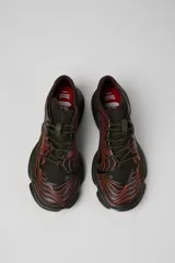 Championes Camper modelo Karst Bio, en color marrón oscuro con detalles de líneas naranjas y suela voluminosa de goma negra.