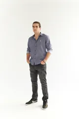 Camisa de hombre de algodón a rayas verticales azul marino y blancas, con cuello italiano, manga larga y cierre con botones. Presenta un pequeño logo bordado en el pecho.