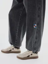 Jean estilo parachute de denim stone washed, con silueta amplia, cintura y bajo ajustables.