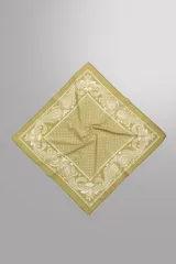 Bandana cuadrada de algodón color verde oliva con estampado en blanco. Presenta un diseño central de puntos y un borde con motivos paisley y florales.