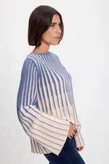 Sweater de punto con diseño a rayas verticales en color beige y azul. Presenta mangas acampanadas y el logo de la marca bordado en el puño.