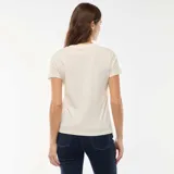 Camiseta de punto de manga corta en color crudo, con cuello redondo y corte estándar.