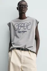 Camiseta sin mangas de corte relajado, color gris melange, con cuello redondo y estampa bordada en contraste en el frente.