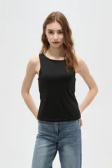 Musculosa de corte al cuerpo con cuello redondo y diseño sin mangas, confeccionada en tejido liso.