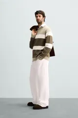 Jersey de punto de hombre, manga larga y cuello redondo, con diseño de bloques de color horizontales en tonos beige, blanco roto y verde oliva/marrón.