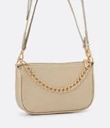 Cartera tipo shoulder baguette color dorado con textura granulada, cierre superior por cremallera, correa larga ajustable y detalle de cadena decorativa frontal en tono dorado.