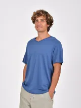 Remera azul oscuro de manga corta con cuello en V.