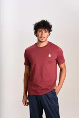 Remera de manga corta con cuello redondo, confeccionada en tejido de algodón. Presenta el logo de la marca Original Penguin bordado en el pecho.