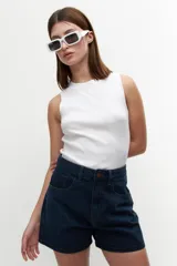 Short de jean azul oscuro, tiro alto, con bolsillos delanteros y traseros.