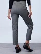 Pantalón de gabardina elastizada gris con estampado de micro lunares, corte recto y pretina delantera con cadena plateada.
