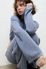 Buzo calado de tejido de punto, 100% algodón, color celeste.