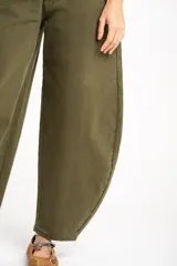 Jean de tiro bajo con fitting baggy y diseño tipo barrel, de color verde militar, con bolsillos delanteros y traseros y cierre de botón y cremallera.