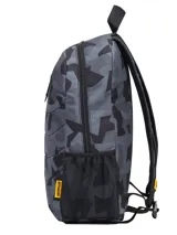 Mochila Caterpillar modelo Benson Backpack, color gris y negro con estampado geométrico de camuflaje, compartimento principal con cierre de cremallera, bolsillo frontal, bolsillos laterales de red y asa superior.