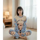 Conjunto de pijama de dos piezas confeccionado en tela de plush suave y abrigada. Incluye una remera de manga larga con diseño estampado de Totoro y pantalón largo a juego con puños en contraste.