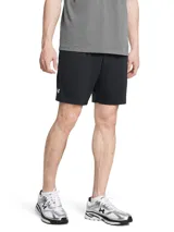 Short de entrenamiento Under Armour Tech, color negro, con cintura elástica y cordón de ajuste exterior. Presenta bolsillos laterales abiertos y logo de la marca en la pierna derecha.