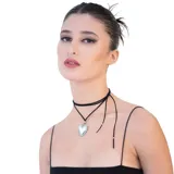 Gargantilla de tiento negro con dije de corazón calado de acero quirúrgico.