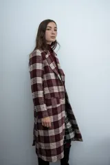 Chaqueta de corte sastre con estampado de cuadros en tonos marrones y beige, con solapas clásicas y cierre frontal con botones.