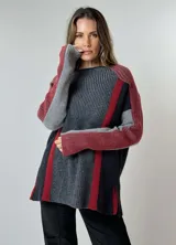 Sweater de punto grueso con cuello alto, diseño de bloques de color en azul marino, azul claro, fucsia y bordó. Presenta mangas largas y un corte holgado.