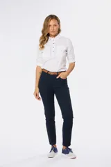 Pantalón blanco de jean, tiro medio, corte recto y cinco bolsillos.