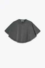 Camiseta gris con efecto lavado, cuello redondo con ribete y mangas cortas tipo capa.