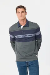 Remera polo de manga larga con cuello clásico de denim, diseño a rayas horizontales en azul marino, gris y blanco, y bordado con la leyenda "Legacy Original Brand".