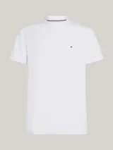 Remera de cuello redondo y manga corta de la marca Tommy Hilfiger. Presenta un diseño minimalista en color blanco con el logo de la marca bordado en el pecho.