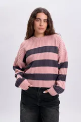 Buzo de punto tejido a rayas horizontales en tonos rosado y gris oscuro, con cuello redondo y mangas largas.