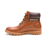Bota de caña media Caterpillar modelo Colorado, confeccionada en cuero con textura de reptil. Presenta cordones frontales, cuello acolchado en contraste y suela de goma dentada para mayor tracción.
