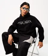 Buzo masculino Blue Steel de corte boxy, color negro, confeccionado en felpa de algodón y poliéster. Cuenta con capucha con detalles metálicos, mangas largas, bolsillo estilo canguro y estampa localizada en el pecho.