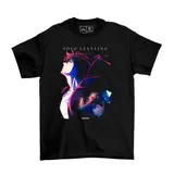 Remera negra de manga corta con estampado frontal inspirado en el anime Solo Leveling, con ilustraciones de los personajes principales en tonos vibrantes.