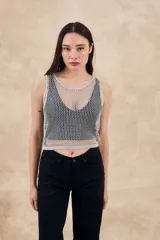 Musculosa plateada de red con calados y calce oversize.