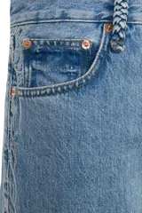 Pantalón de jean celeste de corte recto con bordados florales blancos en los laterales.