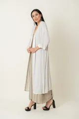 Túnica larga color borgoña de crepe con vivo de satén al tono.