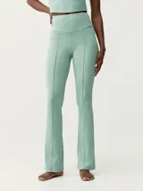 Calza larga color verde agua, de tejido Skin_Move, con cintura alta y corte acampanado.