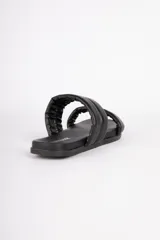 Sandalias bajas negras de símil cuero con dos tiras acolchonadas.