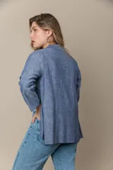 Blazer gris de lino y viscosa, con mangas 3/4, solapa entera, cierre de un botón y bolsillos delanteros.