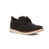 Zapato casual acordonado color café, con diseño de paneles combinados en cuero y textil, y suela de goma blanca con detalle de línea roja.