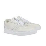 Championes Lacoste modelo L004, de diseño urbano en color blanco con detalles en gris claro. Presentan una silueta de perfil bajo con paneles de lona y refuerzos de gamuza en la puntera y el talón. Incluyen el icónico logo del cocodrilo metálico en el lateral del talón y una suela de goma vulcanizada.