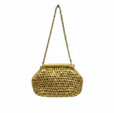 Bolso de mano artesanal con diseño anudado en color dorado, confeccionado con materiales reciclados. Cuenta con un cierre superior y una cadena dorada desmontable para llevar al hombro.