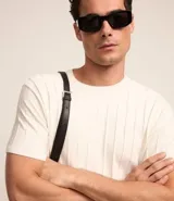 Remera de manga corta color beige, con cuello redondo y tejido texturizado acanalado.