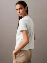 Remera de manga corta color celeste con logo Calvin Klein aterciopelado en el pecho y cuello redondo.