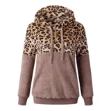 Buzo tipo canguro de polar, con diseño combinado en animal print de leopardo en la parte superior y color gris claro en la parte inferior. Cuenta con capucha, cordones ajustables y cierre frontal.