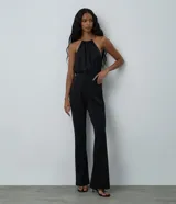 Pantalón flare de tiro alto confeccionado en punto roma, con diseño estructurado que se ajusta en caderas y muslos para abrirse desde la rodilla. Presenta una silueta elegante y versátil.